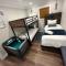 Elite Upper Deck Suites l Lake front with hot tub