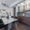 Luxury 2Br Condo Entertainment District Downtown CN Tower View Balcony Pool & Hot Tub