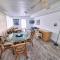 Entire home with pool & beach 5 min away! - 恩格尔伍德