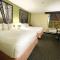Super 8 by Wyndham St Charles