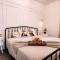 Antique CAT - 2 King Bed & Hot Tub - Free Parking