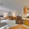 Charming Hidden Valley Resort Home Walk to Slopes - Champion