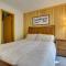 Charming Hidden Valley Resort Home Walk to Slopes - Champion