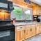3 Mi to Downtown Home with Fire Pit in Forest City - فوريست سيتي