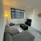 Luxury 2 Bed Apartment, Sleeps 6 with Sofa bed, Close to Sale Tram Station - 塞尔