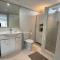 Cap d Antibes Villa contemporaine pied dans l eau - 昂蒂布