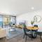 Circle on Cavill Luxe 2-Bed with Views & Pool - 黄金海岸