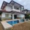Villa ChavaMinerva Aries Ciater with Private Pool - 梳邦再也