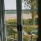 Wellsprings Farm - Self-catering shepherds hut with private garden