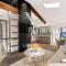 Central Style - 3 Bedroom Townhouse with Lakeview
