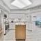 Windward Pointe 804- Sleeps 10 beachfront Resort amenities - شاطئ أورانج