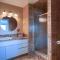 Heated pool, hot tub, 4 AC lake view bedrooms - كيلونا الغربية