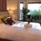 Heated pool, hot tub, 4 AC lake view bedrooms - كيلونا الغربية