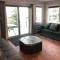 Heated pool, hot tub, 4 AC lake view bedrooms - كيلونا الغربية