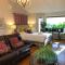 Heated pool, hot tub, 4 AC lake view bedrooms - كيلونا الغربية