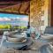 Villa Recluso-3 bd luxury country villa, huge heated pool with hydromassage, individual bbq & large yard, mountain view
