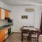 Comfy Beachfront Apartment - 50m from the Sea - 格勒姆