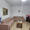 Comfy Beachfront Apartment - 50m from the Sea - 格勒姆