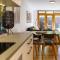 2 Bdrm Apt in Annandale with Courtyard & Parking - 悉尼