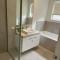 KozyGuru Greenvale 5 Bedroom Holiday Home