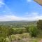 Entire 2br 2ba hilltop view home Sleeps 7 pets 4 acres Jacuzzi Central AC Kingbeds Free Wifi-Parking Kitchen WasherDryer Starry Terrace Two Sunset Dining Patios Grill Stovetop Oven Fridge OnsiteWoodedHiking Wildlife CoveredPatio4pets & Birds Singing! - Marble Falls