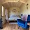 Stylish Shepherds Hut with Amazing Views - Knighton