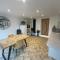 Stylish Shepherds Hut with Amazing Views - Knighton