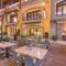 Near Marina Luxury Condo with Pool, Gym, Gold and more