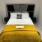 Perfect 1 Bed Apartment Sleeps 5 1 Kingsize bed 1 double Sofabed One Single Mattress Free Parking Wifi good transport network shopping Holiday Makers Families Contractors in North London - Enfield