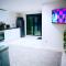 Perfect 1 Bed Apartment Sleeps 5 1 Kingsize bed 1 double Sofabed One Single Mattress Free Parking Wifi good transport network shopping Holiday Makers Families Contractors in North London - Enfield