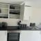 Perfect 1 Bed Apartment Sleeps 5 1 Kingsize bed 1 double Sofabed One Single Mattress Free Parking Wifi good transport network shopping Holiday Makers Families Contractors in North London - Enfield