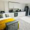Perfect 1 Bed Apartment Sleeps 5 1 Kingsize bed 1 double Sofabed One Single Mattress Free Parking Wifi good transport network shopping Holiday Makers Families Contractors in North London - Enfield