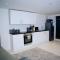 Perfect 1 Bed Apartment Sleeps 5 1 Kingsize bed 1 double Sofabed One Single Mattress Free Parking Wifi good transport network shopping Holiday Makers Families Contractors in North London - Enfield