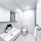Elegant 2BR Skyline Apt Free Parking