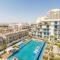 GuestReady - Oxford's Pool View Serenity - Dubai