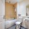 Spacious 2-Bedroom Condo With Free Parking On Site - 蒙特罗斯