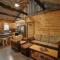 Rustic Modern Cabin with Hot Tub near rafting and Great Smokey Mountains - 布赖森城