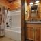 Rustic Modern Cabin with Hot Tub near rafting and Great Smokey Mountains - 布赖森城
