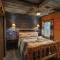 Rustic Modern Cabin with Hot Tub near rafting and Great Smokey Mountains - 布赖森城