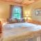 Charming Fox Den Cabin in Whittier with Hot Tub!