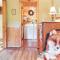 Charming Fox Den Cabin in Whittier with Hot Tub!