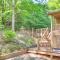 Charming Fox Den Cabin in Whittier with Hot Tub!