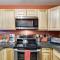 Chalet renovated Near Casino, Camelback , Kalahari 4bdrms firepit hot tub game room