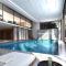 luxueux appartement avec une piscine jacuzzi et salle de sport