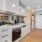 Contemporary 2-Bed Haven with Swimming Pool - 北克莱顿