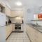 Family Unit with Balcony, Free Trams to CBD Sights