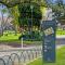 Family Unit with Balcony, Free Trams to CBD Sights