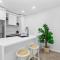 Central 2-Bed with Gym, BBQ & Stunning Views