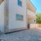 Beautiful Apartment In Nin With Kitchen
