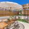 Idalia Stylish Apartment with Hot Tub